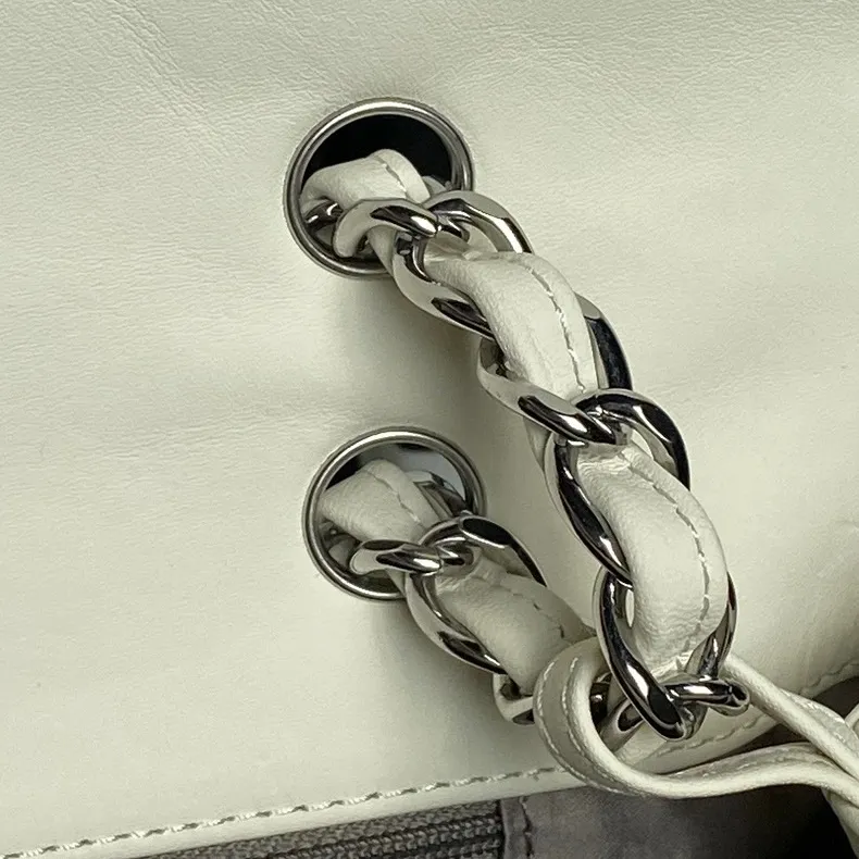 chanel_vintage_paris-london_flap-bag_9902_detail_03.jpg